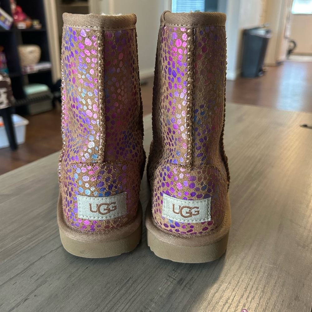 UGG Classic Short Boots – Kids Size 1